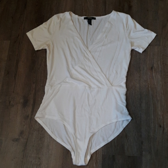 Forever 21 Tops - Forever21 Ribbed V-neck bodysuit